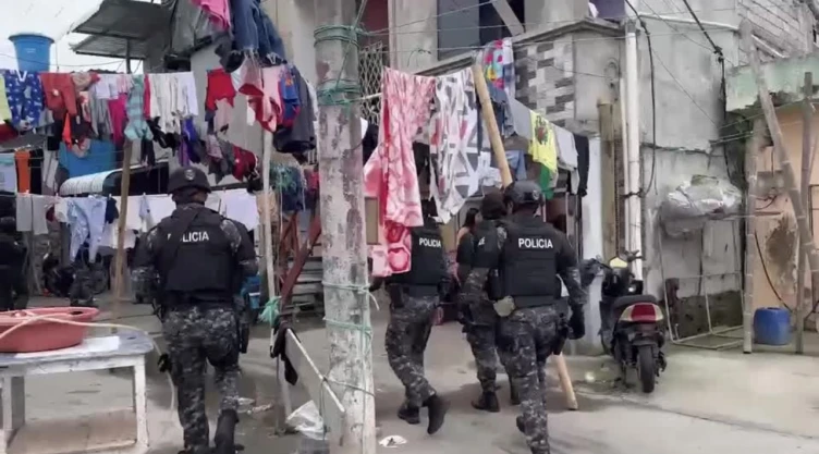 Policía de Ecuador en operativo contra el crimen.