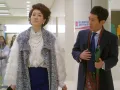 El pasado y el presente se entretejen: la forma en que Min-joon salvó a Yi-hwa parece resonar cada vez que Song-yi tropieza en su mundo moderno, como si ella fuera el reflejo del pasado que lo toca nuevamente.