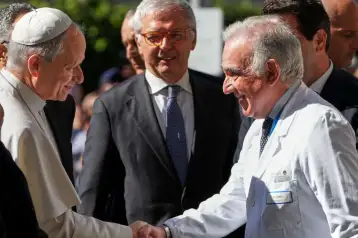 León XIV con el director médico Andrea Cambieri en la Policlínica Agostino Gemelli.