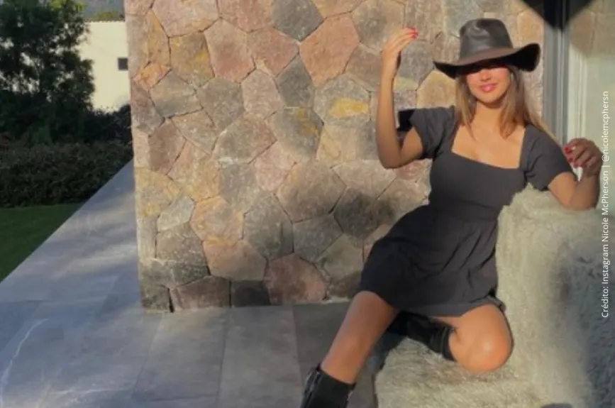 Nicole McPherson posando en su casa..jpg
