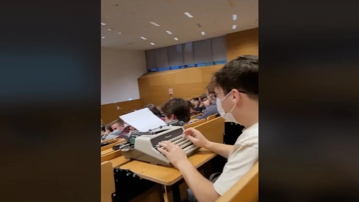 Alumno lleva máquina de escribir