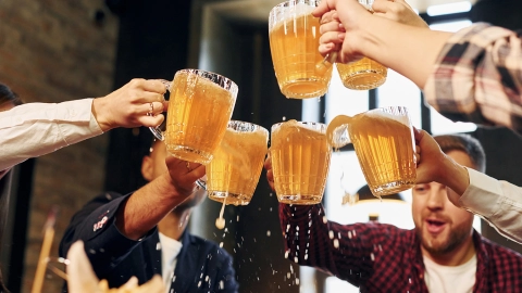 ¿Por qué no debes tomar cerveza en un vaso frío? Esto debes saber