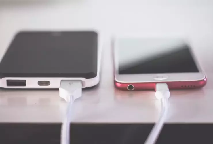 ¿Por qué el celular se calienta mientras lo cargas?