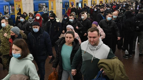 Ucrania Metro gente filas carreteras Rusia