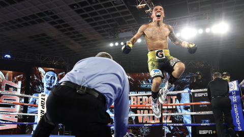 &Oacute;scar Valdez celebra su KO sobre Alacr&aacute;n Berchelt
