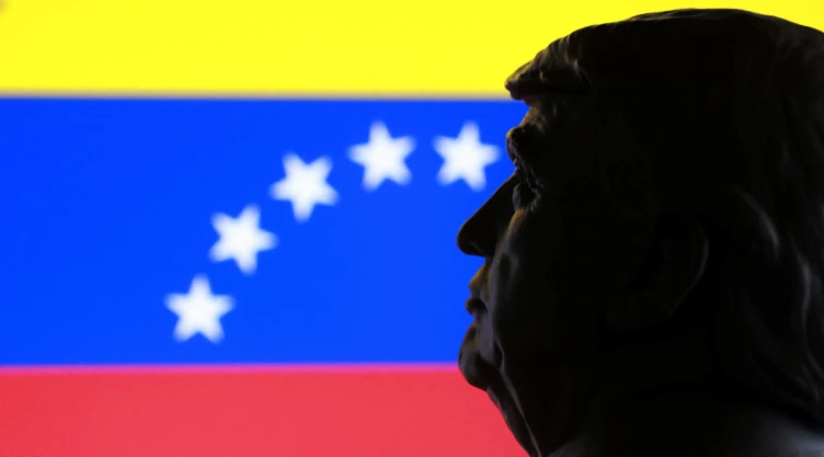 ilustración tomada el 9 de enero de 2026 se ve una miniatura impresa en 3D del presidente de Estados Unidos, Donald Trump, y la bandera de Venezuela .