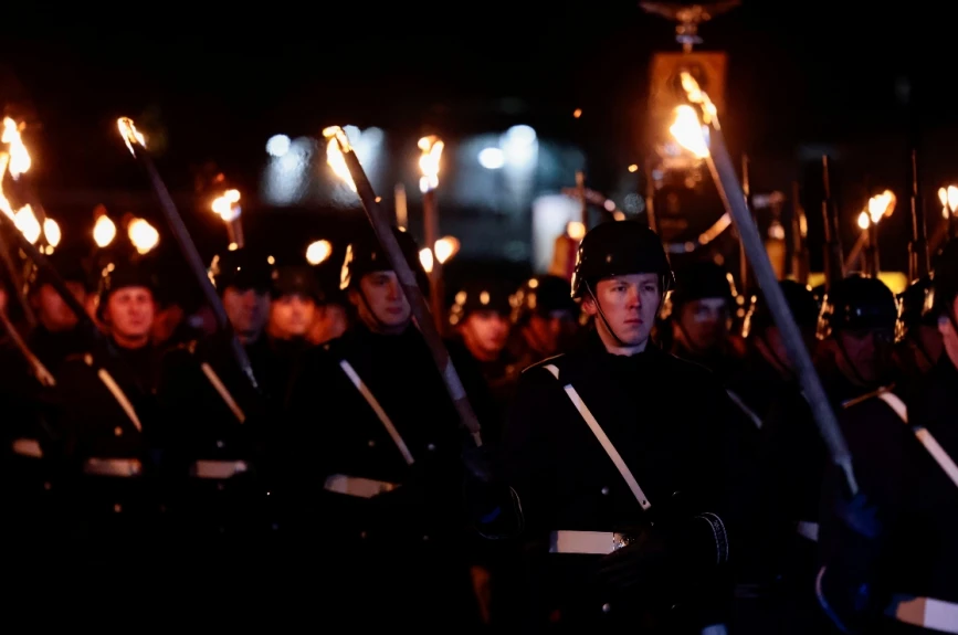 Miembros del ejército sostienen las tradicionales antorchas.jpg
