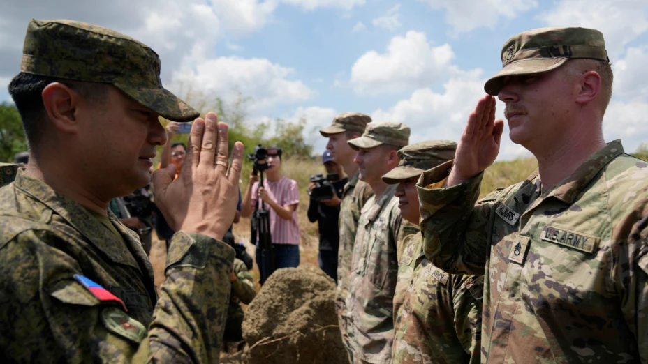 El comandante militar filipino Anthony Coronel frente a soldados estadunidenses