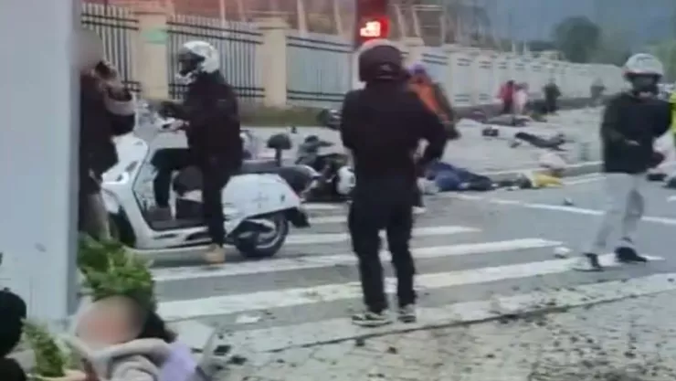 Incidente en Shiyan: sedán blanco impacta a alumnos y adultos a la salida de la escuela