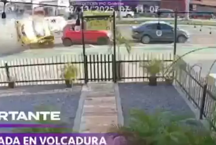 VIDEO | Vuelca taxi en Boulevard Miguel de la Madrid en Colima; ¿hay lesionados?