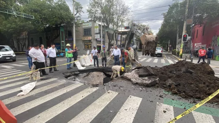 Un socavón es una cavidad o agujero que se forma en la superficie terrestre