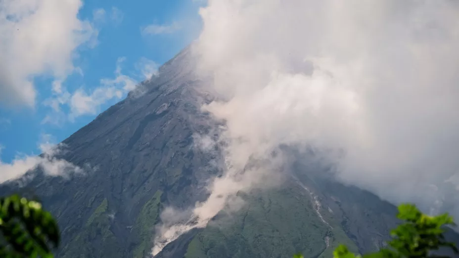 Filipinas desaloja inmediaciones del volcán Mayon ante posible erupción.jpg