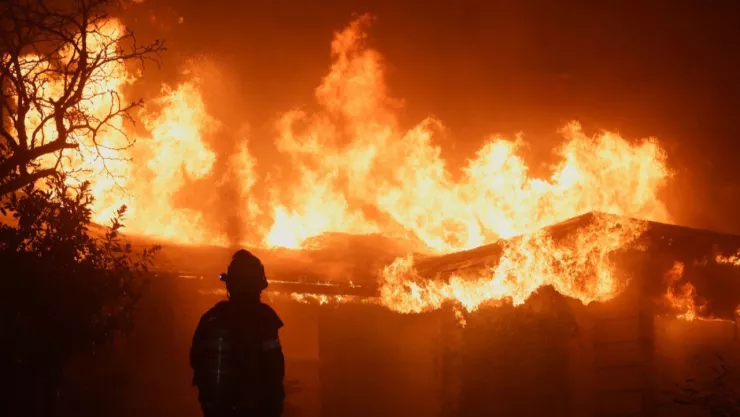 Cientos de bomberos tratan de controlar los incendios en Los Ángeles, California