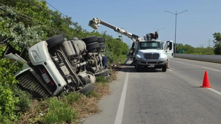Tráiler vuelca en la Progreso-Flamboyanes: Video del fuerte accidente