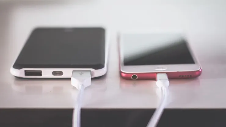 ¿Por qué el celular se calienta mientras lo cargas?