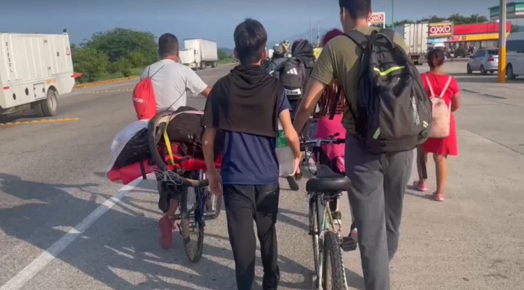 En la “Caravana de Jesucristo” viajan mujeres y menores de edad en carriolas.