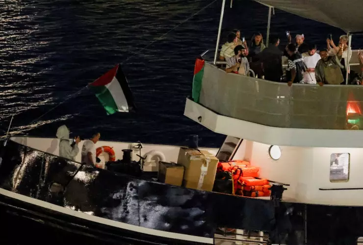 Una embarcación de ayuda humanitaria con destino a Gaza fue dañada en aguas de Túnez con un dron.