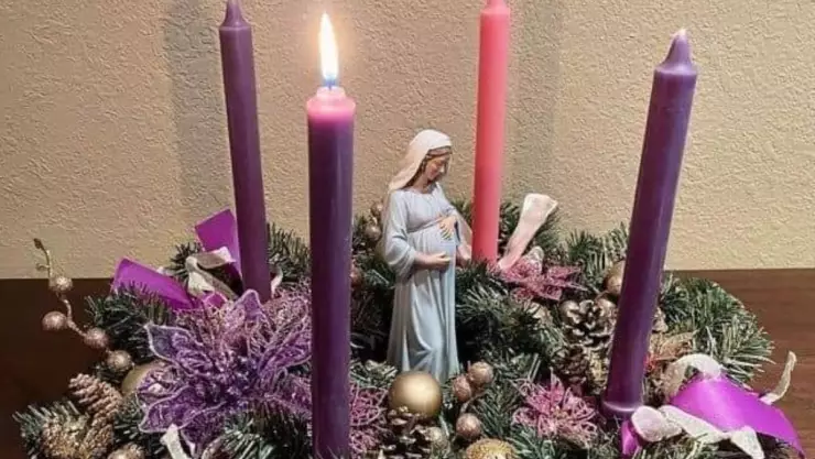 ¿Cuáles son los colores de las velas de la Corona de Adviento?