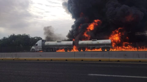 Explota pipa con combustible en la autopista Córdoba - Veracruz
