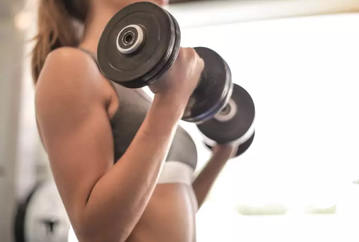 ¿Cómo fortalecer tus bíceps sin mancuernas? El curl con barra es la opción