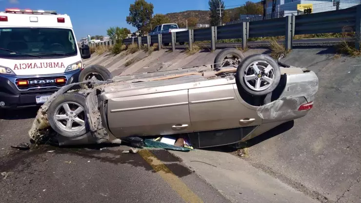 Auto volcado en la Querétaro-San Luis Potosí HOY 18 de diciembre del 2024