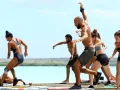 John se golpea fuertemente la rodilla que ya tenía lesionada.
