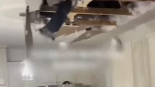Video: En plena fiesta el techo se desploma y vecinos caen desde el piso de arriba
