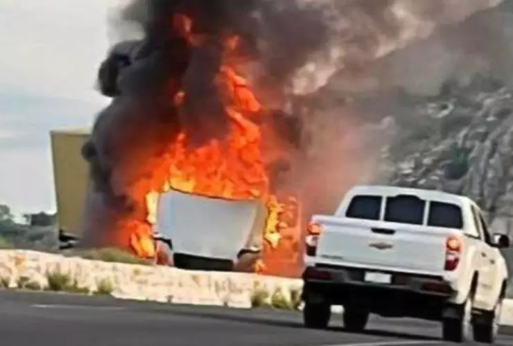 ¡Fuerte choque y voraz incendio! Tractocamión termina en llamas tras accidente en autopista Manzanillo- Colima