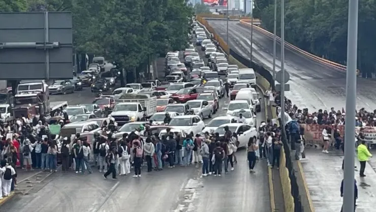 Estudiantes del IPN protestan: toman Canal Once y cierran Circuito Interior en Ciudad de México