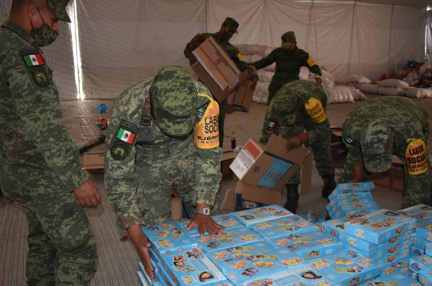 ¡La Secretaría de la Defensa Nacional nuevamente se une a las filas del Juguetón Azteca! ¡Unos verdaderos héroes!