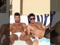 Ricky Martin y su pareja traje de baño.jpg