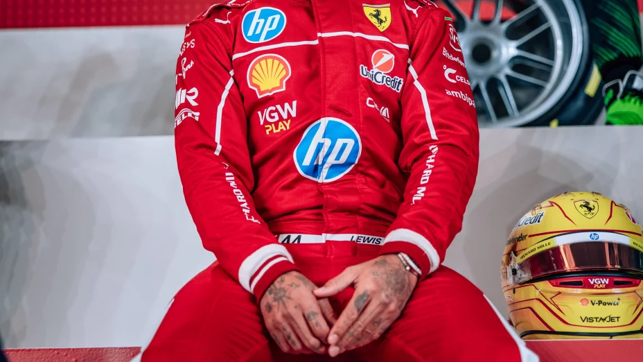 Así se ve Lewis Hamilton con el uniforme rojo de Ferrari en las fotos oficiales de la F1