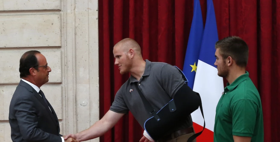 Condecoran a turistas