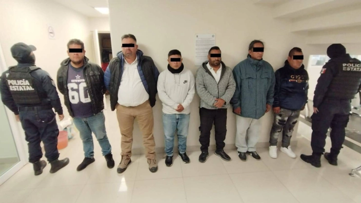Policías en Edomex detuvieron a un grupo de presuntos extorsionadores de choferes de combis.