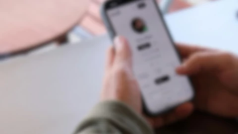 Riesgo del car surfing en redes sociales jóvenes sufren accidentes graves por retos virales.png