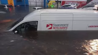 Camión inundado en Isla Raza y avenida Colón