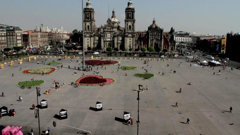 Zócalo de la Ciudad de México con flores
