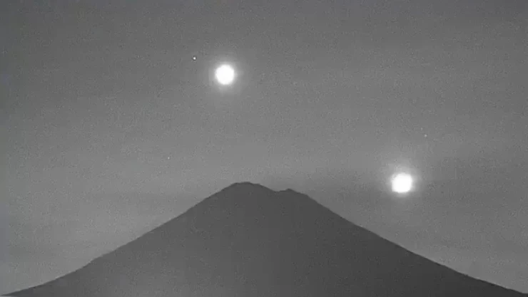 Captan a la Luna, Venus y Marte caer sobre el Popocatépetl