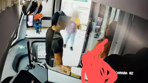 VIDEO_ Captan agresión a chófer de Va y Ven por pasajero en presunto estado de ebriedad