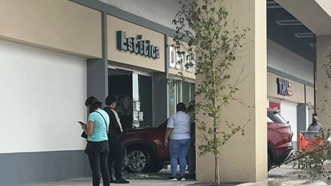 Camioneta choca en Plaza Cristal