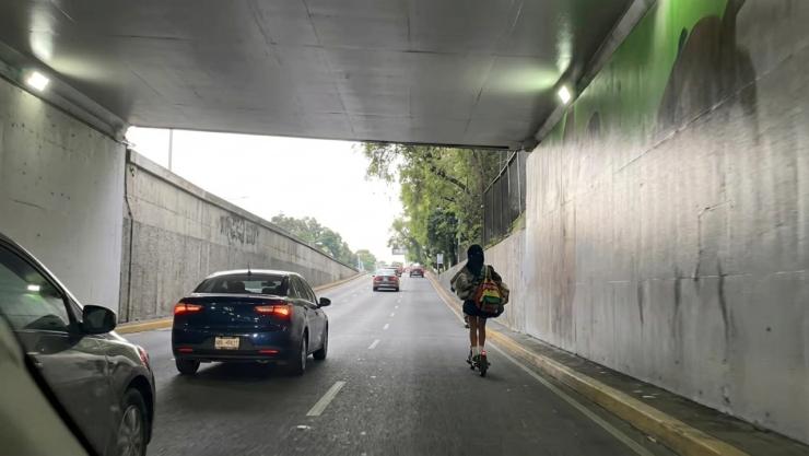 Captan a scooter eléctrico en Viaducto Río de la Piedad en CDMX