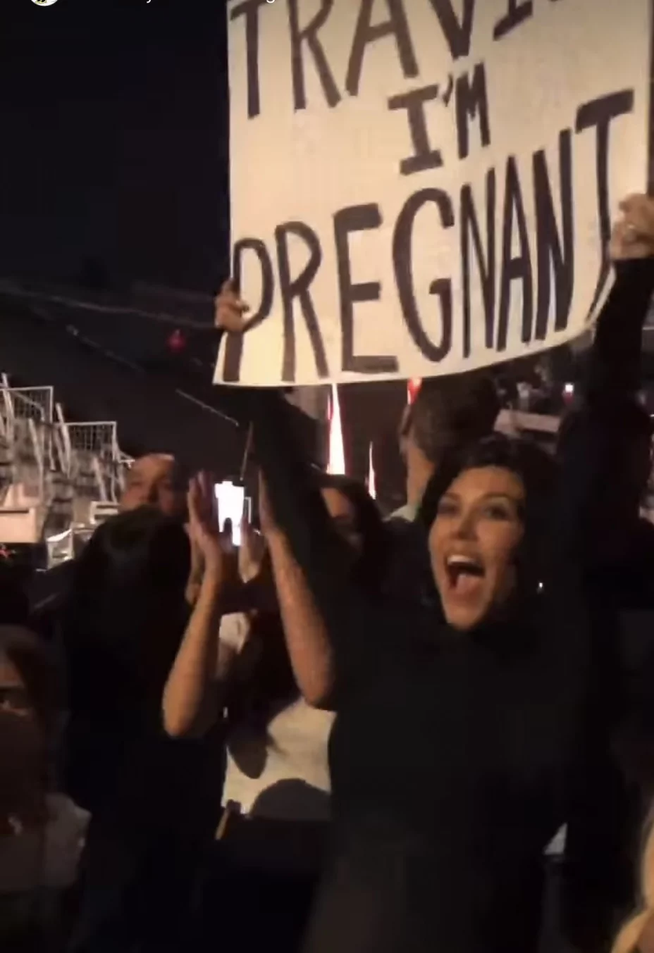 Kourtney Kardashian anuncia su embarazo en un concierto de Blink-182; Travis Barker será papá