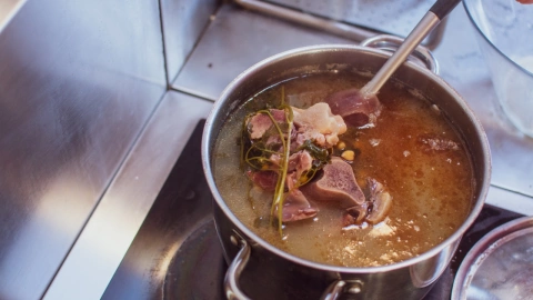 ¿Para qué sirve el caldo de huesos? La receta alta en colágeno