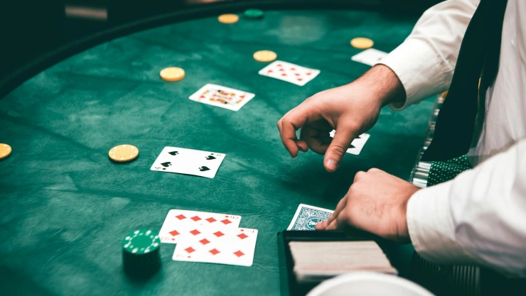 Hombre salta de un crucero para no pagar sus apuestas.jpg