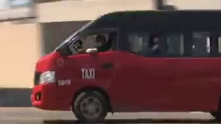 Taxi rojo en Tijuana