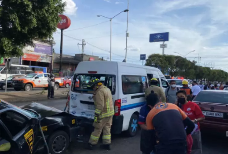 Carambola en el Boulevard Norte entre tres unidades del transporte público y dos particulares.