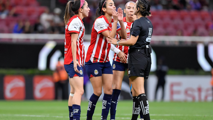 Carolina Jaramillo le reclama a Katia Itzel Garc&iacute;a en el Cl&aacute;sico Nacional