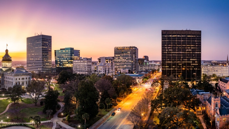 Vista aérea de la ciudad de Carolina del Sur en el atardecer, con sus edificios, calles y árboles