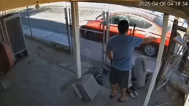 Policías intimidan a ciudadano de Tijuana por instalar cámara de seguridad