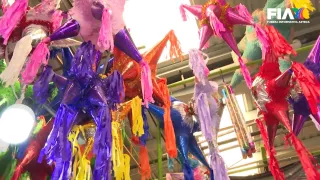 ¡De último minuto! Los mercados mexicanos siguen recibiendo a compradores que preparan los últimos detalles de la cena navideña. En el techo se ve la escena de piñatas.